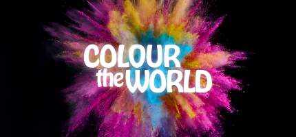 Schriftzug „Colour the world“ vor bunten Farben.