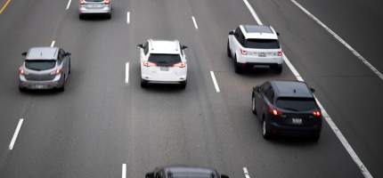 Autos fahren auf einer mehrspurigen Straße.