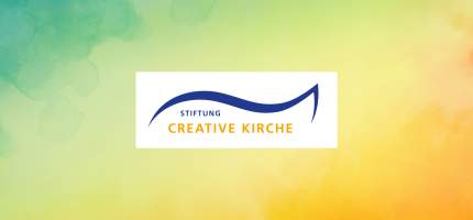 Logo der Stiftung Creative Kirche auf buntem Untergrund.