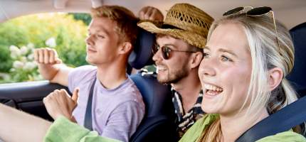 Junge Menschen im Auto