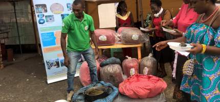 Person hilft beim Projekt Wonderfulbags in Kamerun.