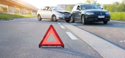 Autounfall mit zwei Autos und Warndreieck