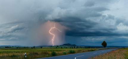 Blitz schlägt in ein Feld ein.