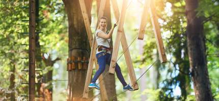 Frau im Kletterpark.