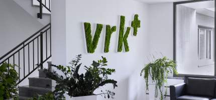 Das VRK Logo in Moosoptik an der Wand im Empfangsbereich des VRK in Detmold.