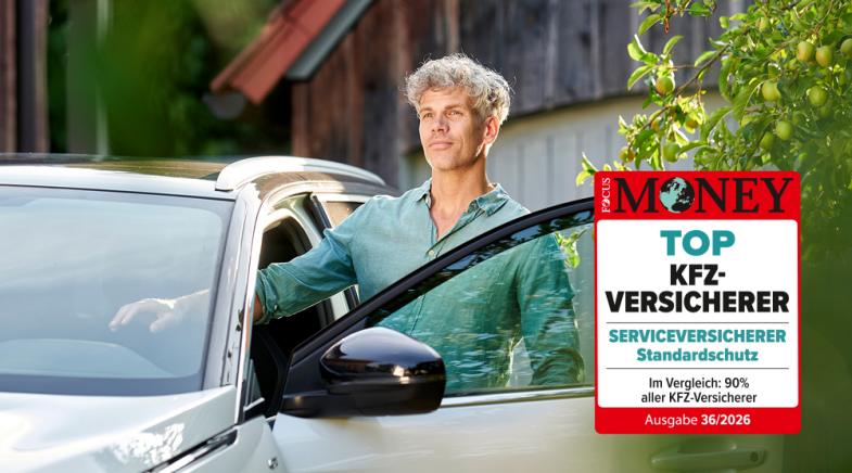 Ein Mann steigt in sein Auto ein.