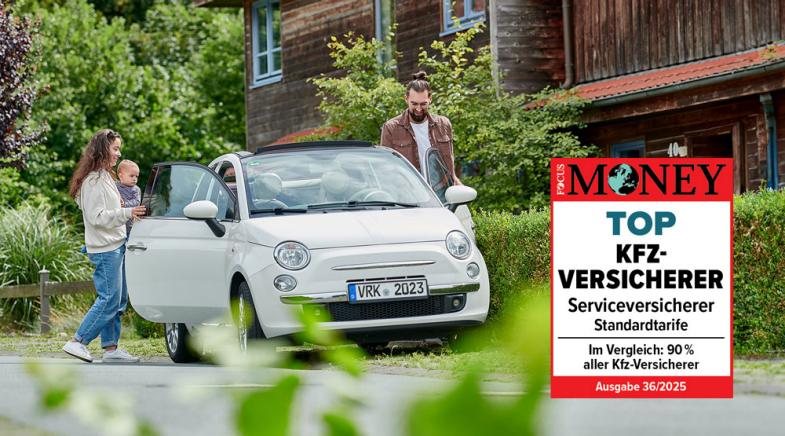 Familie mit Kleinkind steigt in ein Auto vor einem Haus.