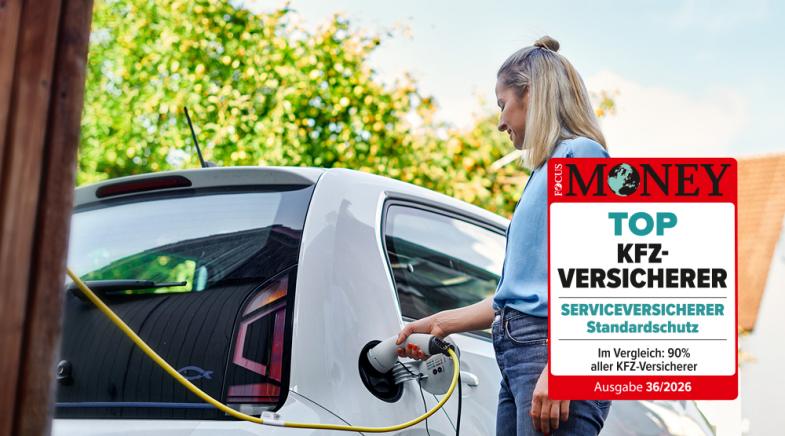 Eine junge Frau lädt ihr E-Auto.