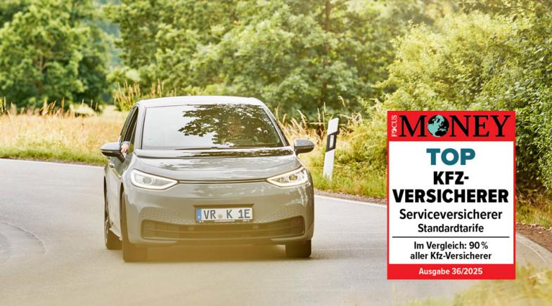E-Auto fährt um eine Kurve.