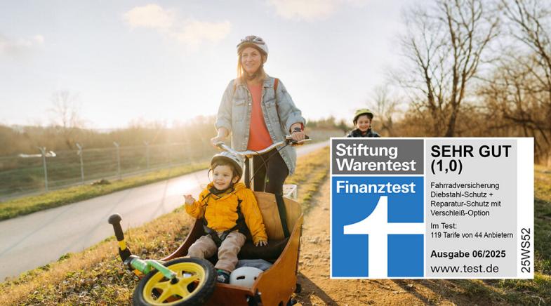 Eine Frau fährt ein Lastenrad mit Ihrem Jungen vorne. Ein anderer fährt mit dem Fahrrad dahinter.