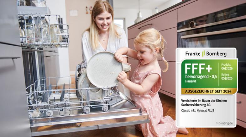 Eine Mutter räumt mit ihrer kleinen Tochter die Spülmaschine ein.