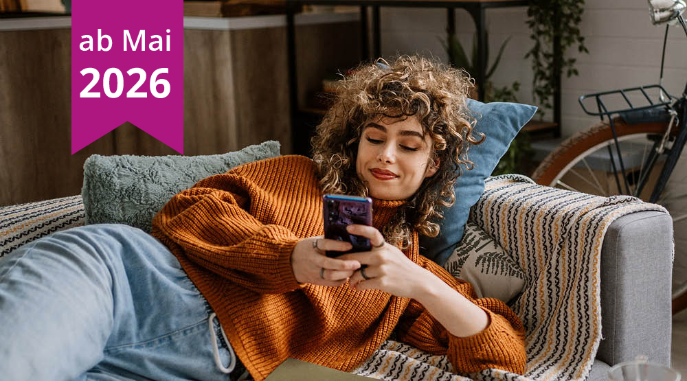 Eine junge Frau schaut entspannt auf ihr Smartphone.