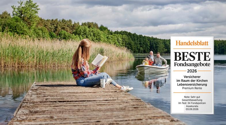 Eine Frau sitzt auf einem Steg und liest während weiterer Personen mit einem Boot auf dem See fahren.