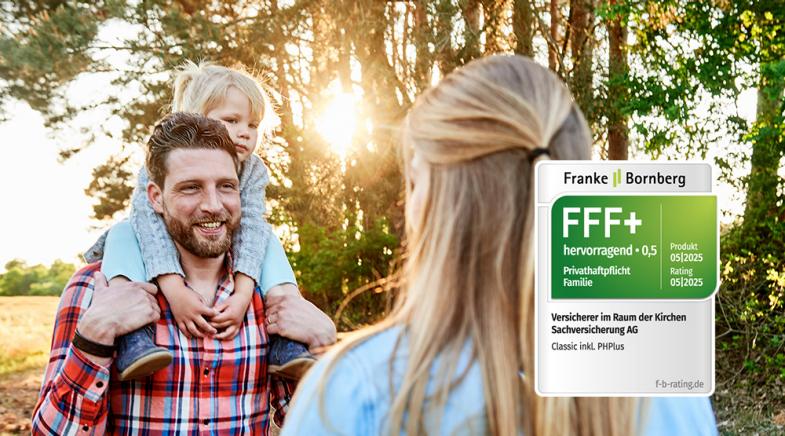 Eine Familie steht vor Bäumen und einem Feld.