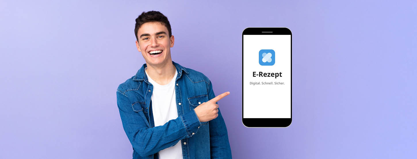 Junger Mann zeig auf  ein Handy mit der E-Rezept App.