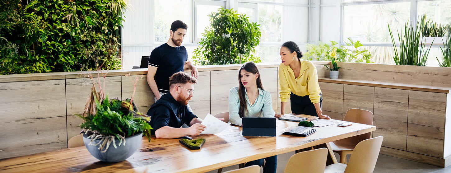 Ein junges Team sitzt zusammen in einer Besprechung.