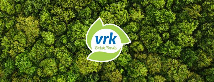 Logo VRK Ethik Fonds im Hintergrund sind grüne Baumkronen von oben zu sehen.