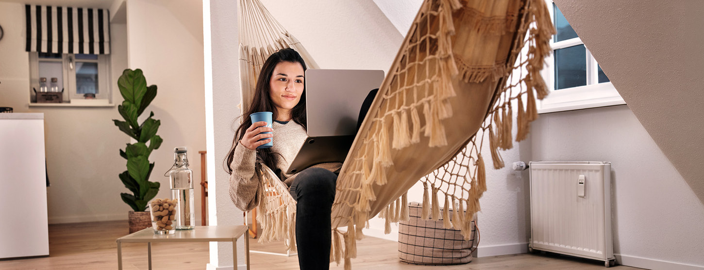 Eine junge Frau liegt entspannt in einer Hängematte.