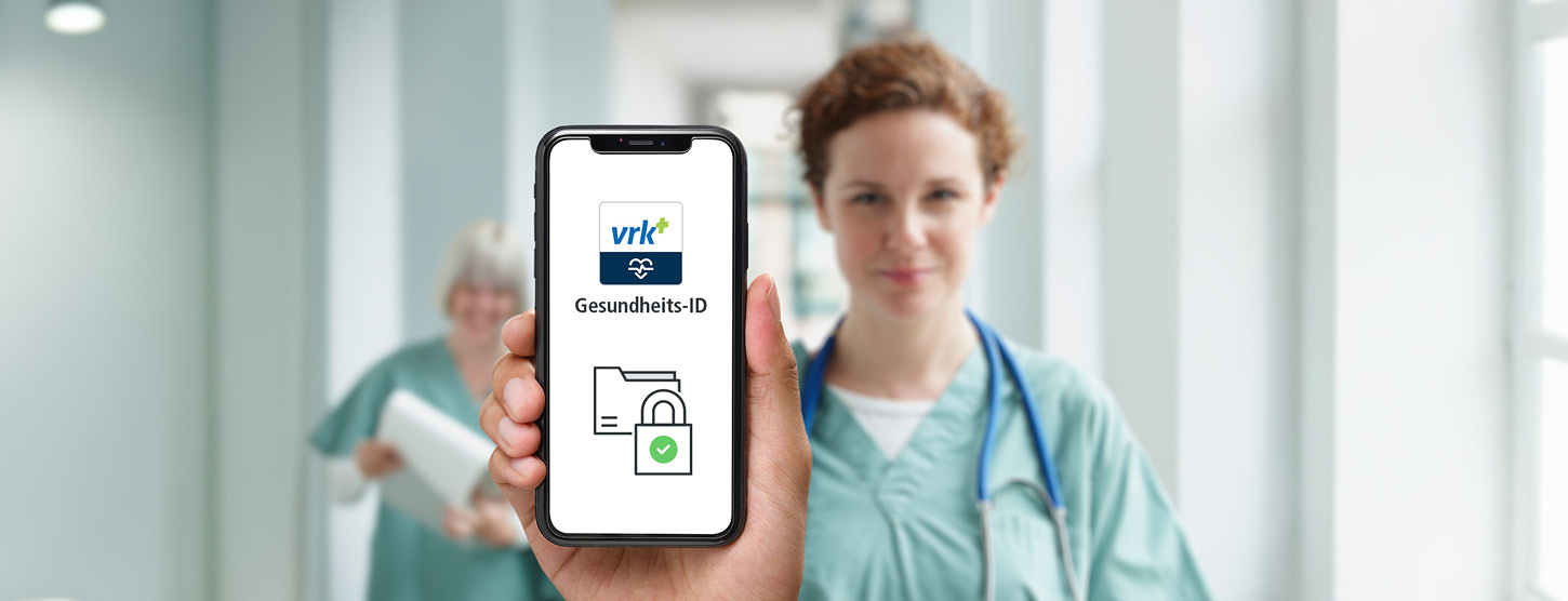 Eine Hand hält ein Handy auf welchem die Meine VRK Gesundheits-ID App zu sehen ist im Hintergrund ist eine Ärztin in einer Klinik zu sehen.
