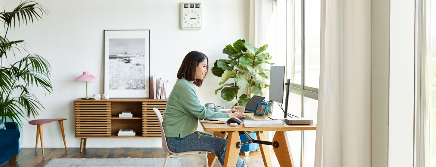 Eine Frau im Homeoffice sitzt vor einem Bildschirm.