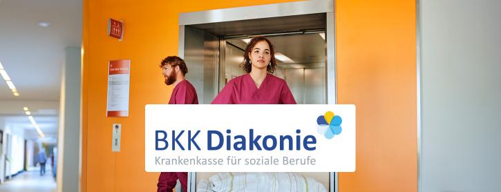 Pflegepersonal im Krankenhaus mit BKK Diakonie Logo im Vordergrund.