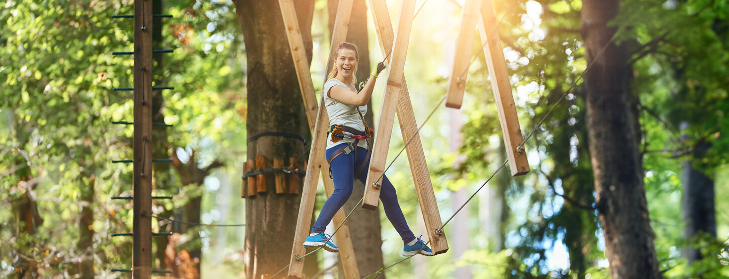 Frau im Kletterpark.