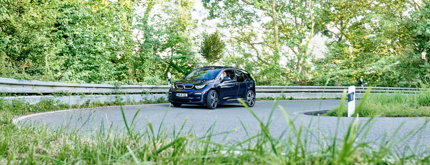 E-Auto fährt um eine Kurve.