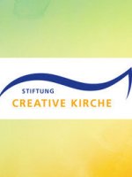 Logo der Stiftung Creative Kirche auf buntem Untergrund.