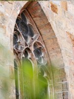 Ein Kirchenfenster von außen.