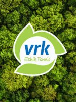 Logo VRK Ethik Fonds im Hintergrund sind grüne Baumkronen von oben zu sehen.