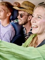 Junge Menschen in einem Auto