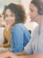 Zwei Frauen mit Headset im Büro.