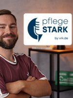 Dominik Stark neben dem Podcastlogo pflegeSTARK