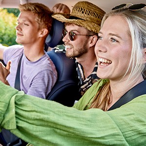 Junge Menschen im Auto