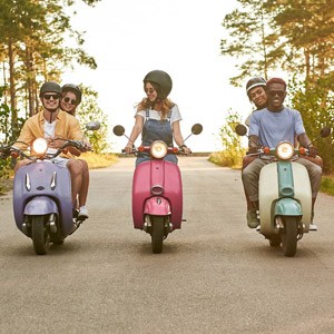 Junge Menschen auf ihren Motorrollern.