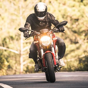 Ein Mann fährt mit seinem Motorrad