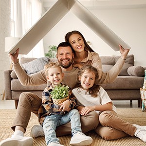 Konzept: Eine junge Familie. Mutter, Vater und Kinder unter einem Dach in ihrem neuen Zuhause. 