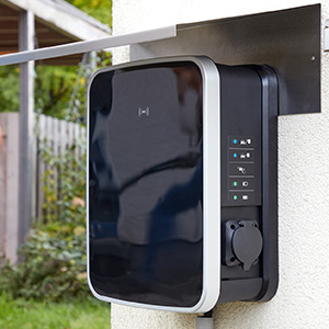 Eine Wallbox zum laden.