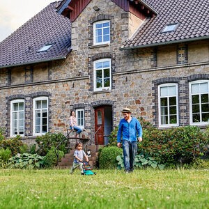 Vater spielt mit seinem Kind im Garten.