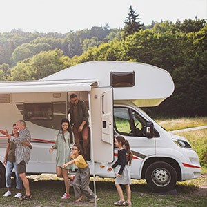 Camper mit Alkoven über dem Fahrerhaus