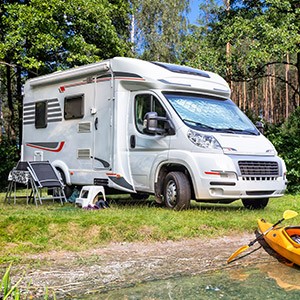 Teilintegriertes Wohnmobil am See