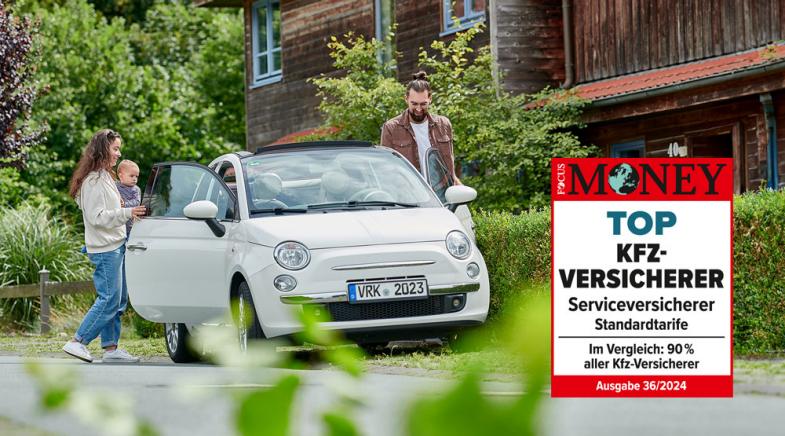 Familie mit Kleinkind steigt in ein Auto vor einem Haus.