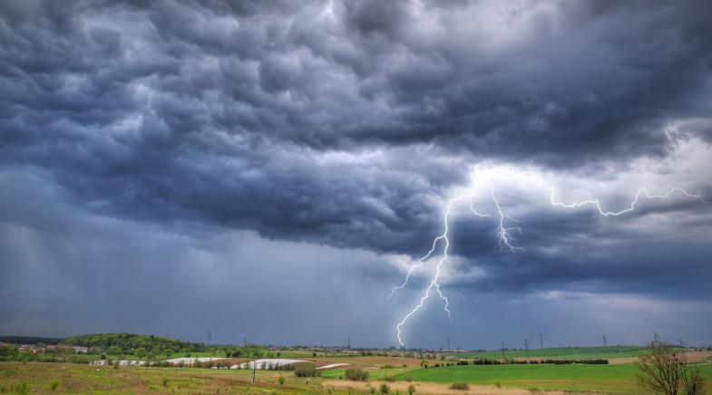 Ein Unwetter am Horizont mit einem Blitzeinschlag.