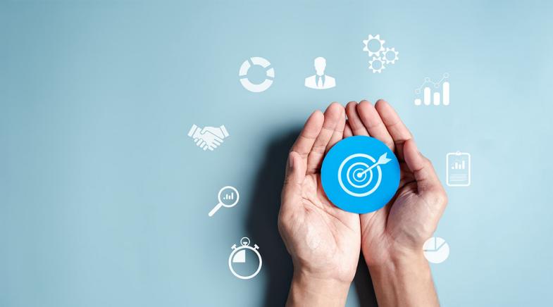 Eine Zielscheibe aus Papier liegt in offenen Handflächen.