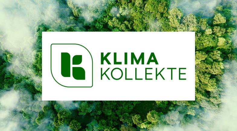 Logo Klima-Kollekte – Im Hintergrund eine Luftaufnahme von einem Wald.