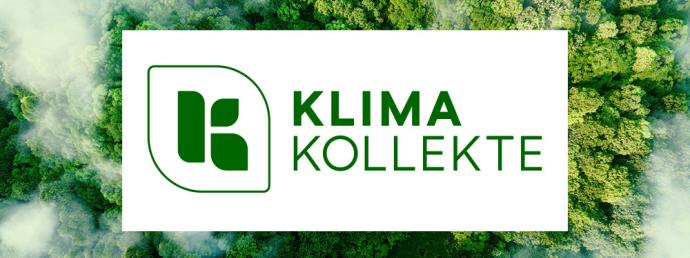 Logo Klima-Kollekte – Im Hintergrund eine Luftaufnahme von einem Wald.
