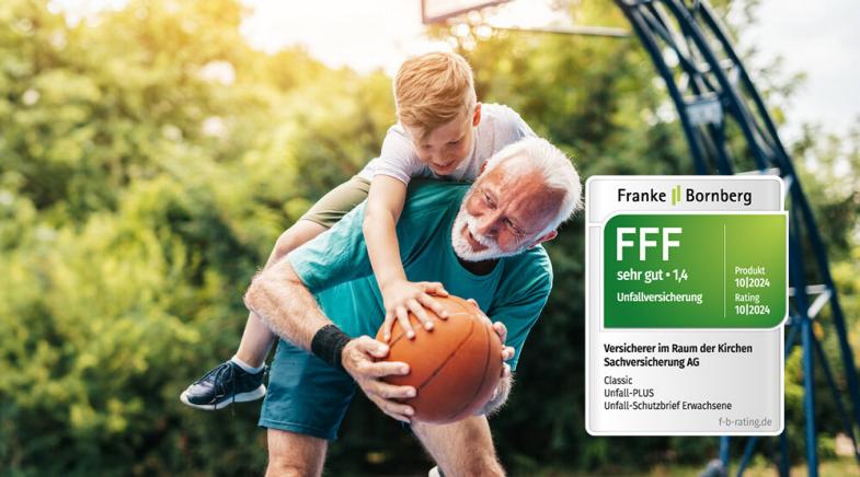 Junge spielt mit Opa Basketball.