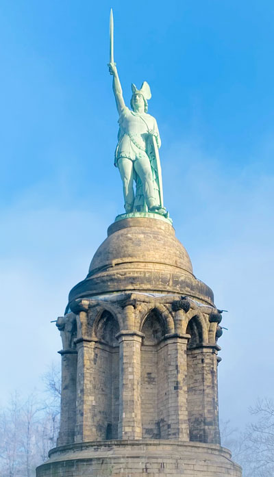 Das Hermannsdenkmal bei blauem Himmel.