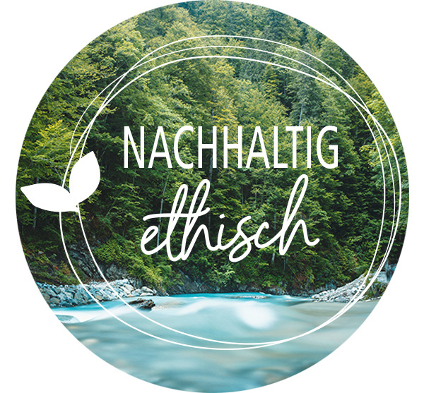 Schriftzug „Nachhaltig ethisch“ vor einem Bachlauf.