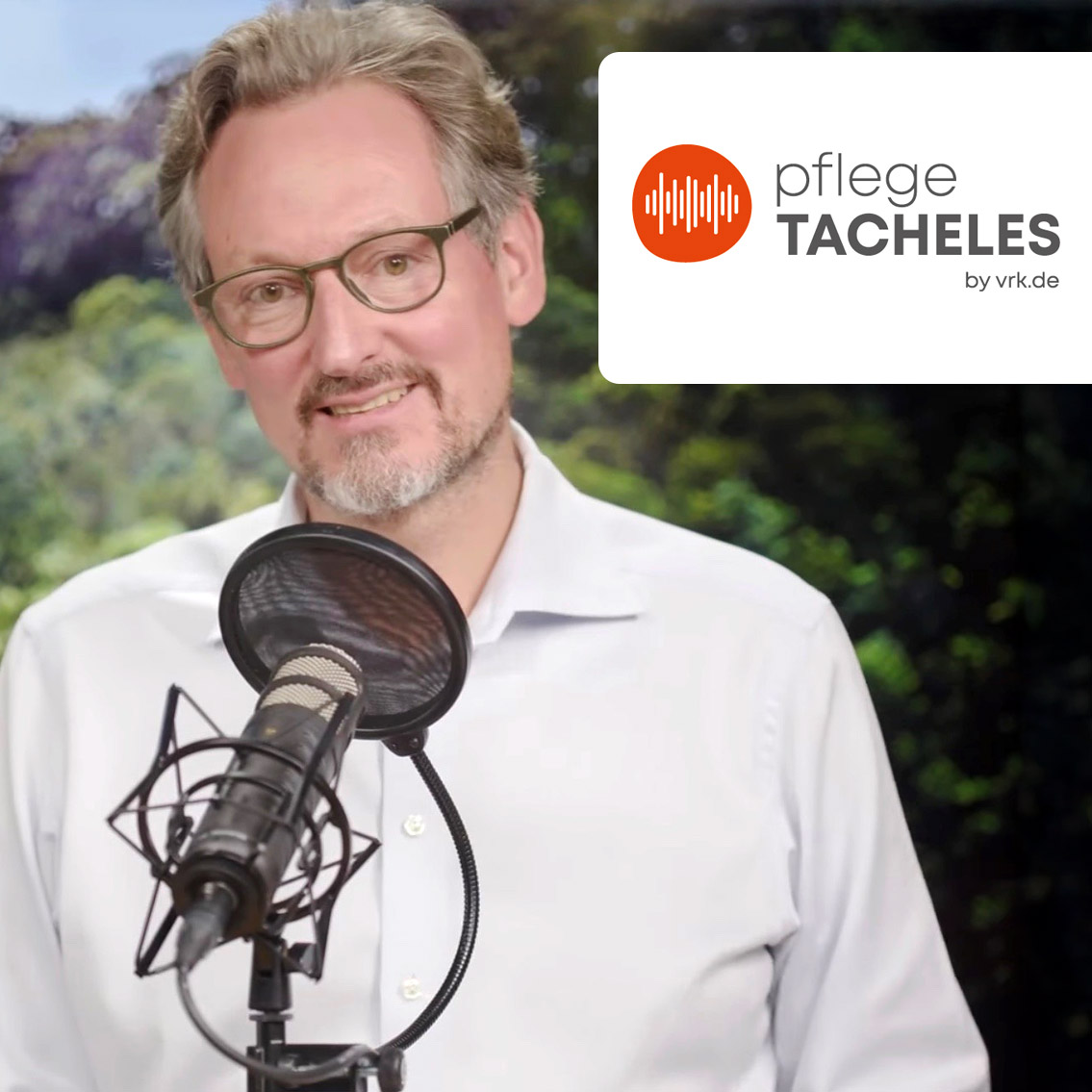 Dr. Eckart von Hirschhausen neben dem Podcastlogo pflegeTacheles